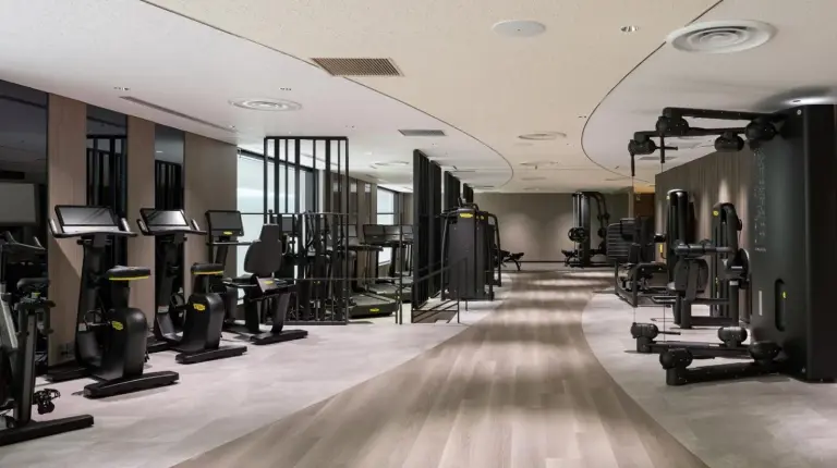 ein Badezimmer mit Waschbecken, Toilette und Badewanne im RIHGA Royal Hotel Osaka