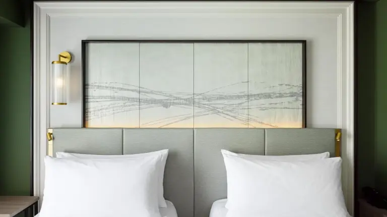 ein Fitnessraum mit vielen LaufbÃ¤ndern und GerÃ¤ten im RIHGA Royal Hotel Osaka