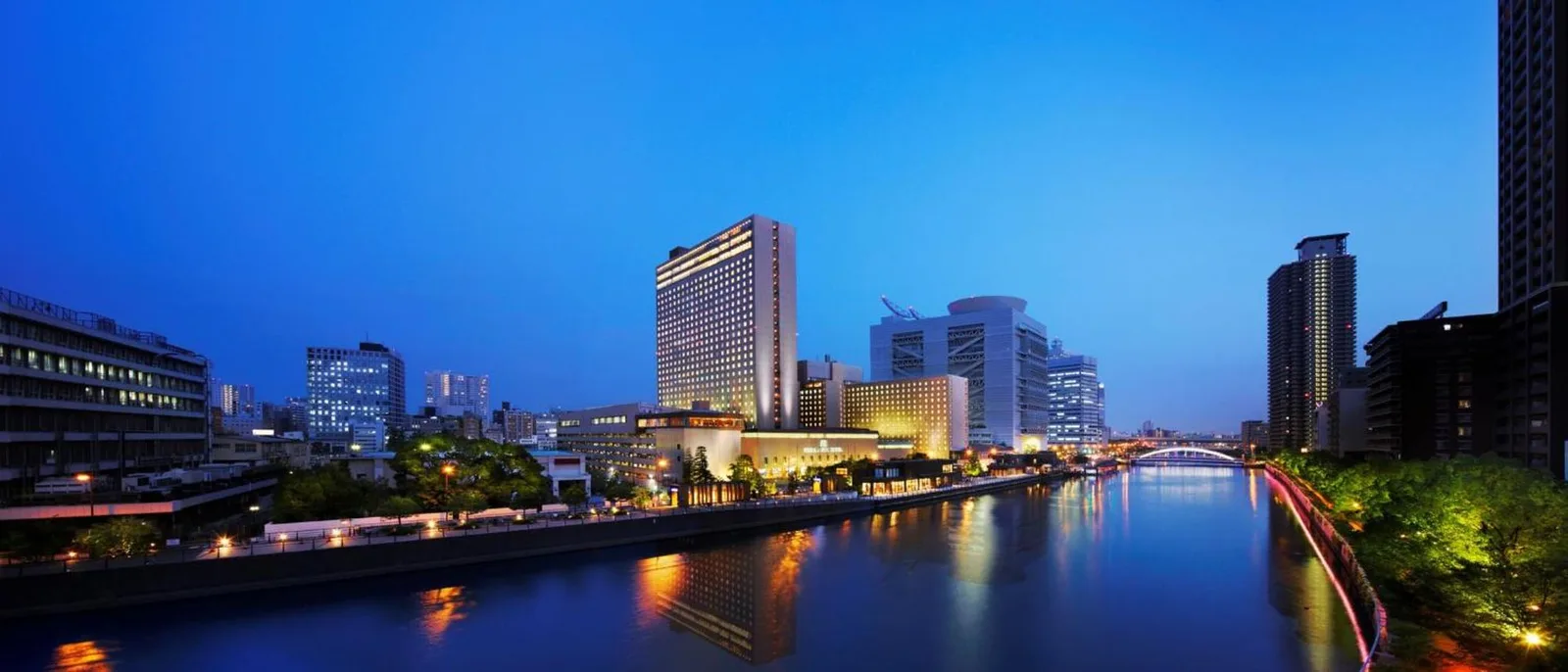 AuÃenansicht des RIHGA Royal Hotel Osaka, Vignette Collection by IHG mit Flussblick