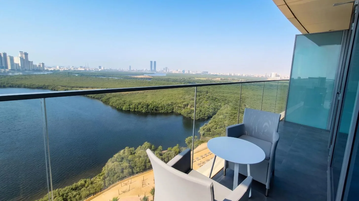 une salle de bains avec un lavabo, une baignoire et un miroir au Rotana Ras Al Khaimah - The Mangroves Ã  Ras Al Khaimah