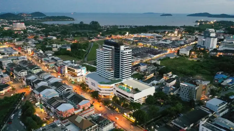 eine Luftaufnahme einer Stadt bei Nacht im Royal Phuket City Hotel in Phuket Town