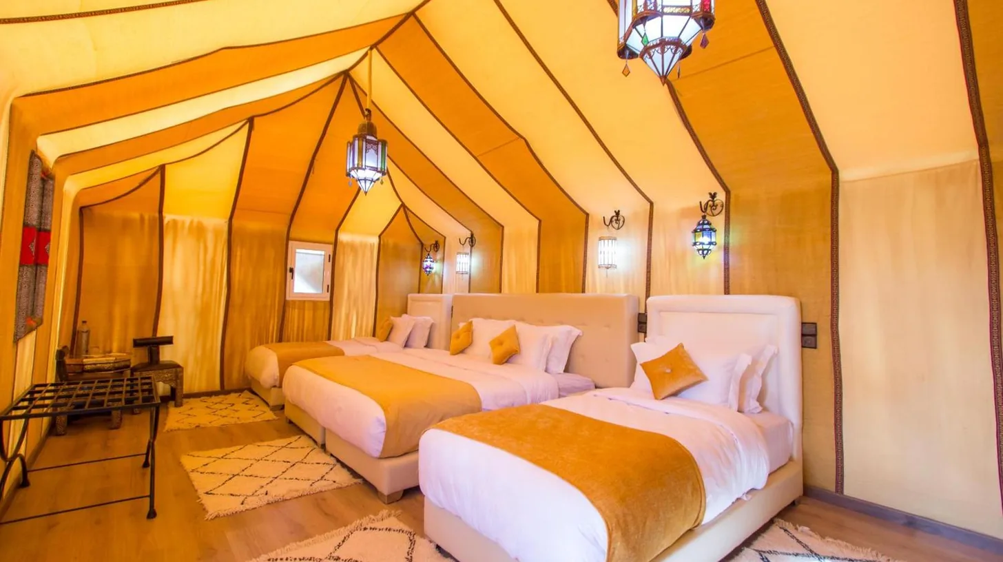 une chambre avec deux lits dans une piÃ¨ce Ã  Sahara Sky Luxury Camp Ã  Merzouga