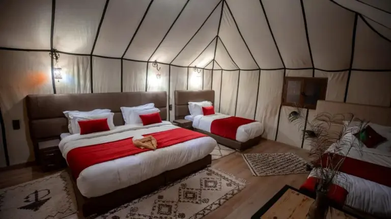 une chambre avec un lit dans une tente Ã  Sahara Sky Luxury Camp Ã  Merzouga