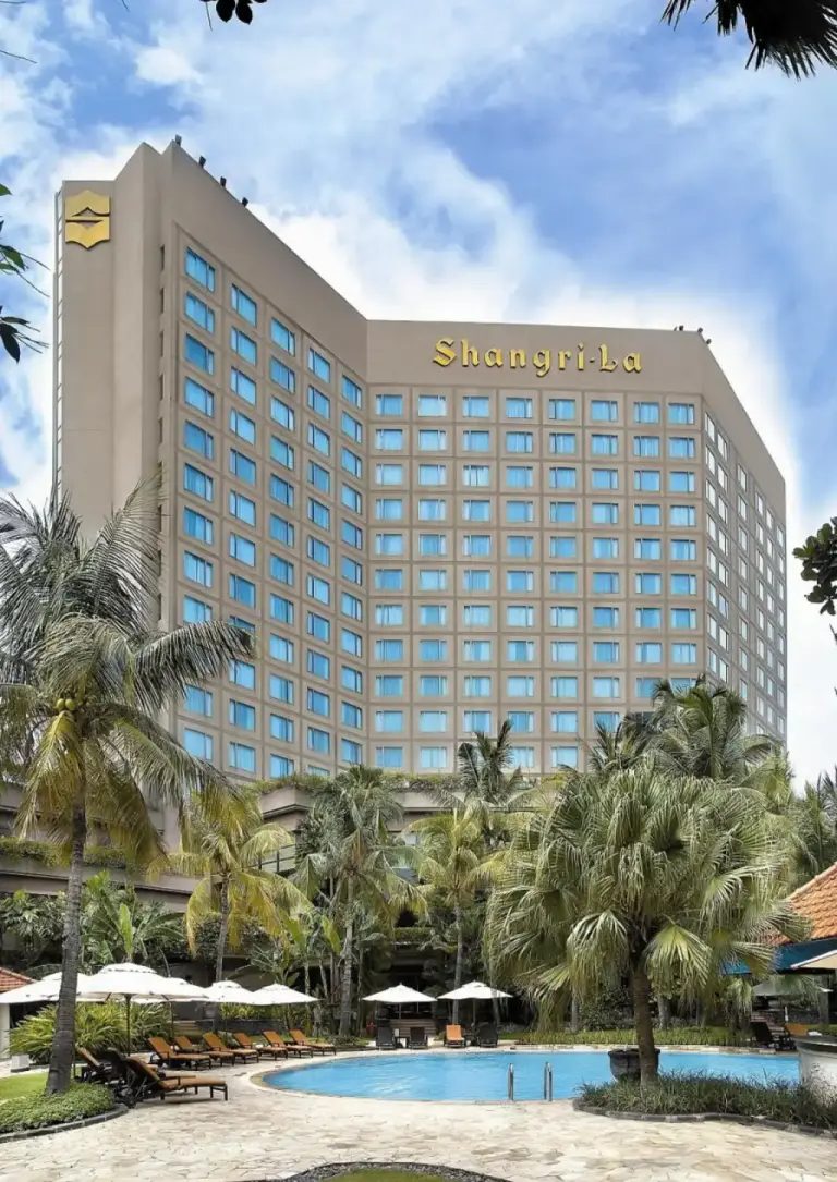 Shangri-La Surabaya Hotel Außenansicht mit Pool und Palmen