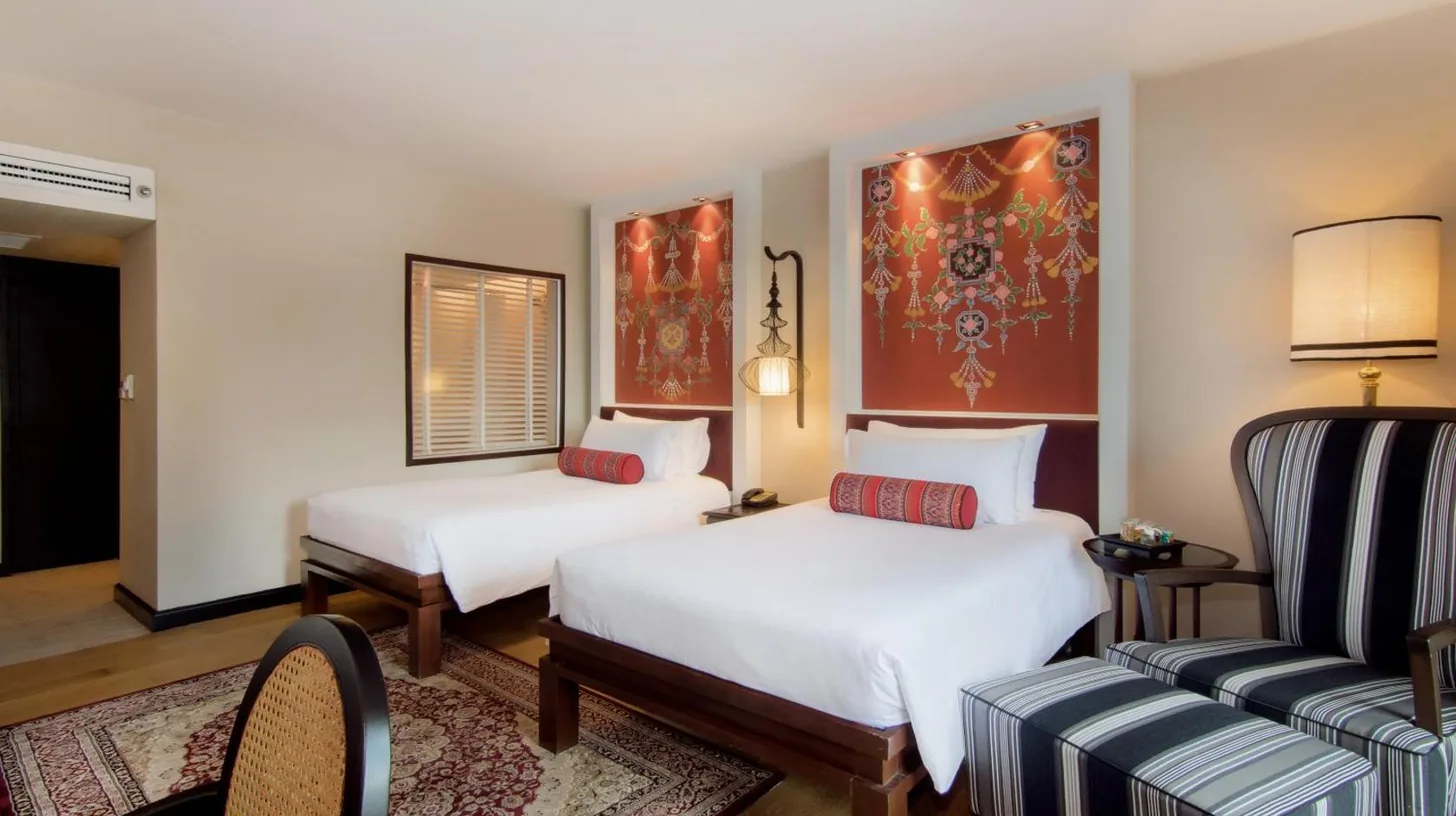ein Hotelzimmer mit zwei Betten und einer Couch im Siam Bayshore Resort Pattaya in Pattaya SÃ¼d
