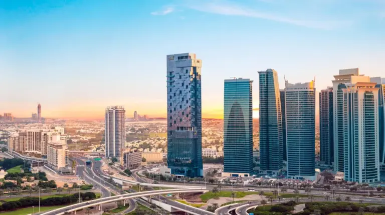 eine Stadtsilhouette mit hohen Gebäuden und einer Autobahn im Taj Jumeirah Lakes Towers in Dubai