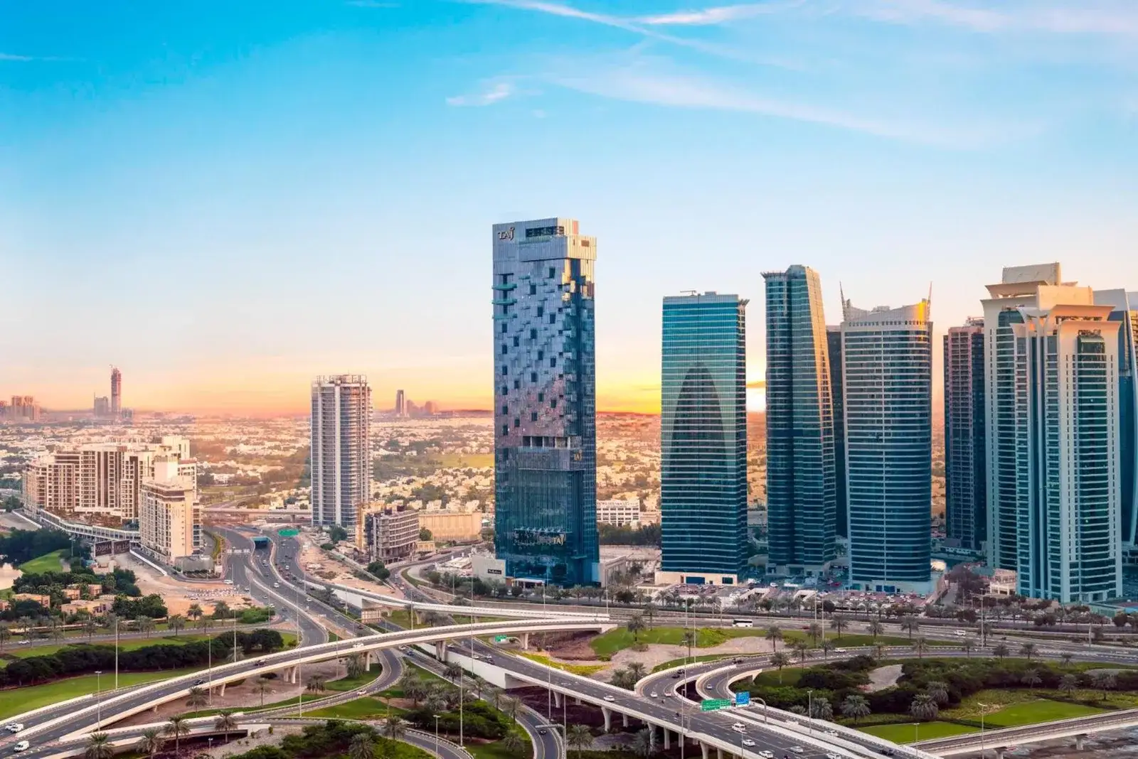 Atemberaubende Außenansicht des Taj Jumeirah Lakes Towers in Dubai