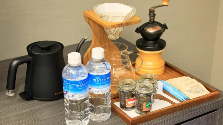 un plateau avec des bouteilles dâeau et des verres sur un bureau Ã  Tensui Saryo Ã  Hakone