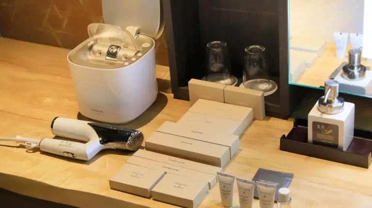 un comptoir avec un sÃ¨cheâcheveux et dâautres produits Ã  Tensui Saryo Ã  Hakone