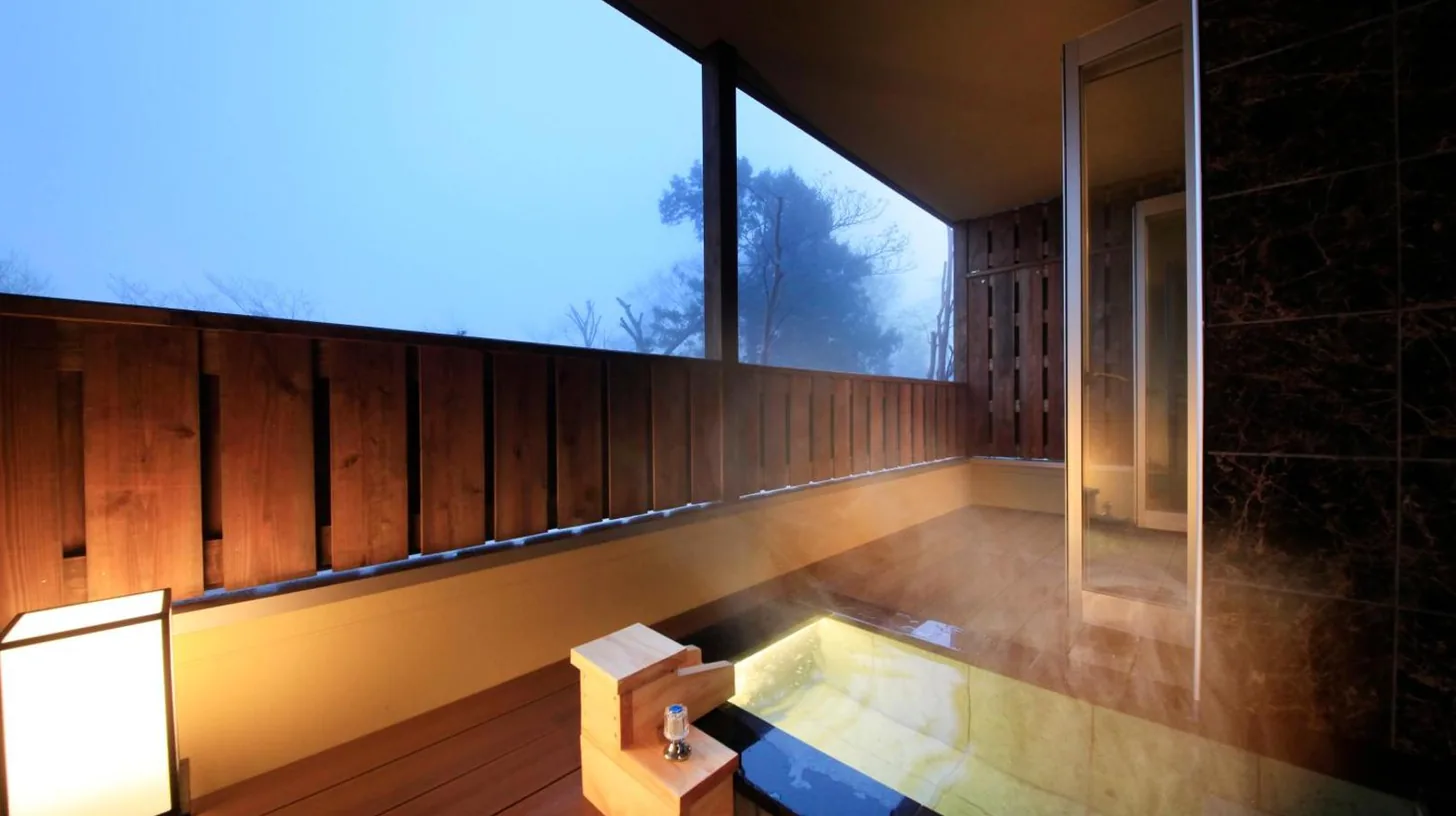 un bain Ã  remous sur le balcon dâune maison Ã  Tensui Saryo Ã  Hakone