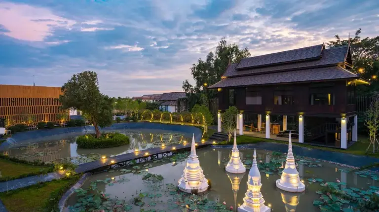 un bÃ¢timent avec un Ã©tang fleuri devant lui Ã  THANN Wellness Destination Ã  Phra Nakhon Si Ayutthaya