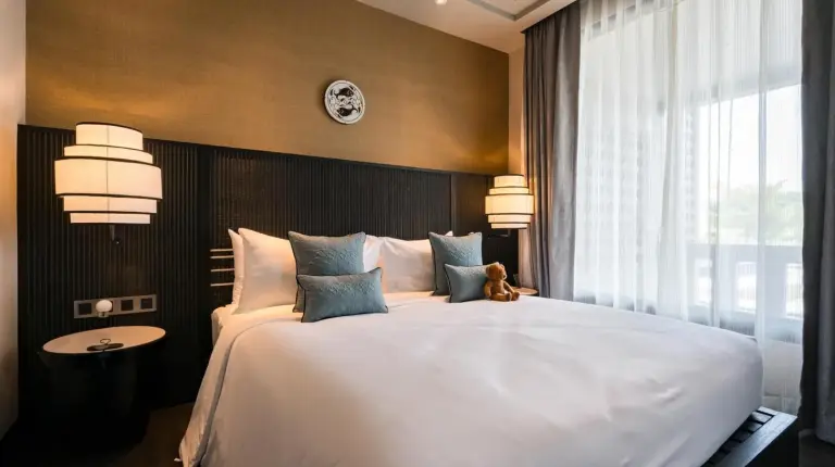 une chambre avec un lit et une baignoire Ã  THANN Wellness Destination Ã  Phra Nakhon Si Ayutthaya
