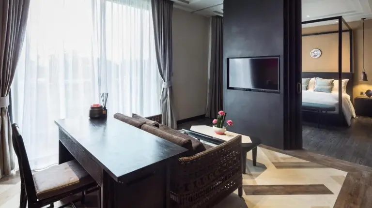un salon avec un bureau et un escalier Ã  THANN Wellness Destination Ã  Phra Nakhon Si Ayutthaya