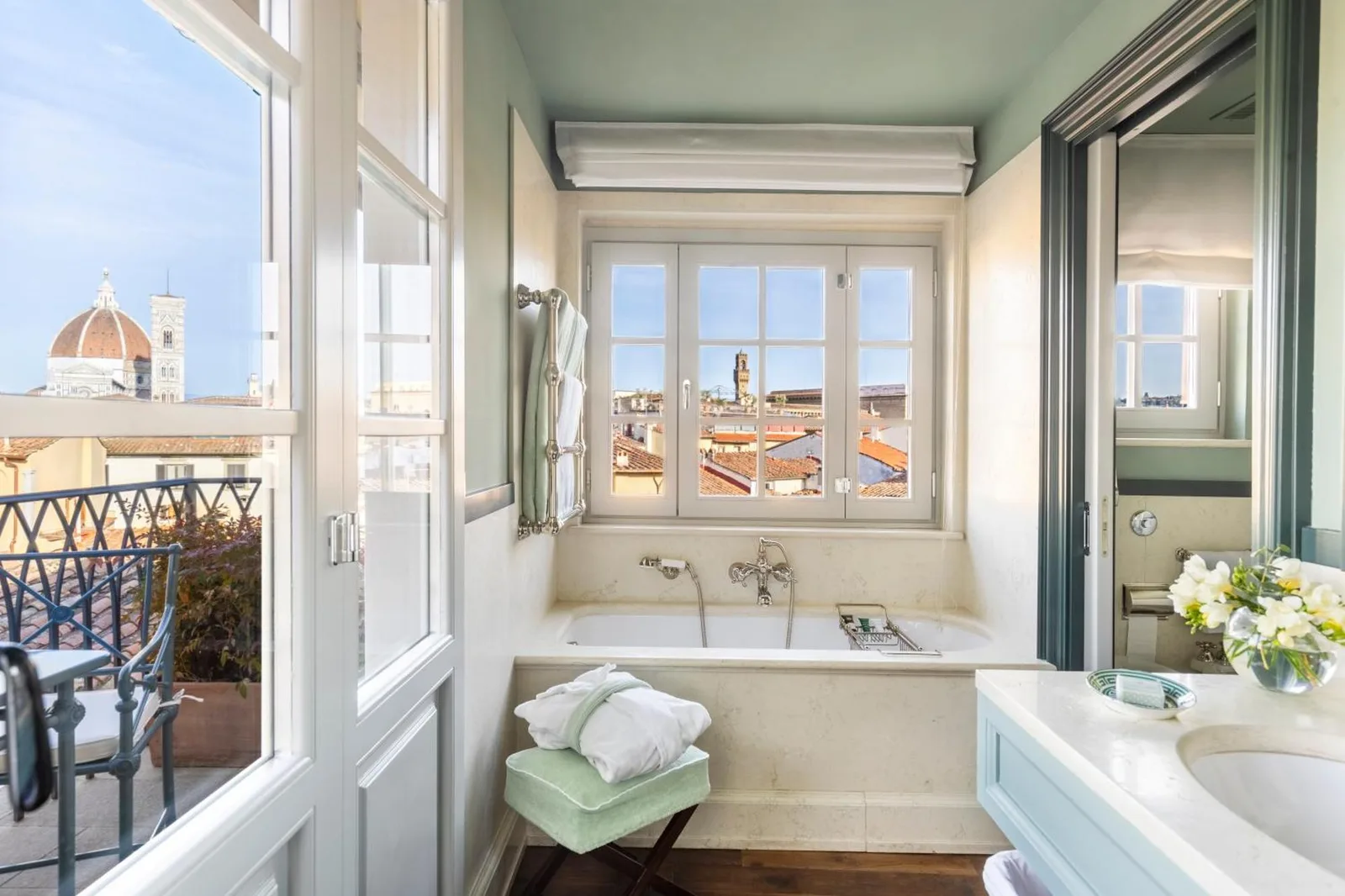 Salle de bain de l'hÃ´tel The Place Firenze avec vue