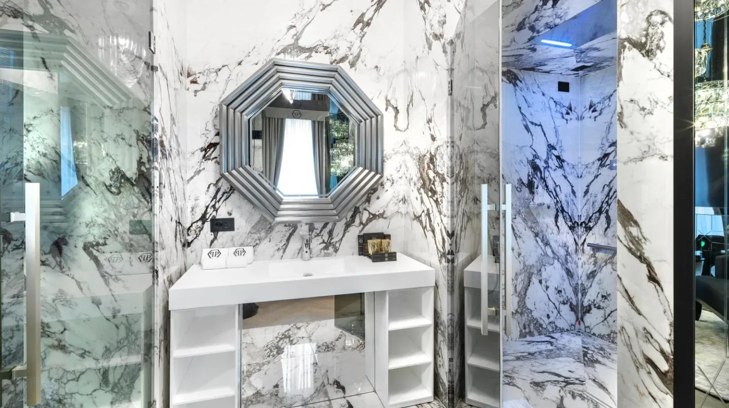 une salle de bains avec un lavabo et un miroir au The Plein Hotel - Small Luxury Hotels of the World Ã  Milan