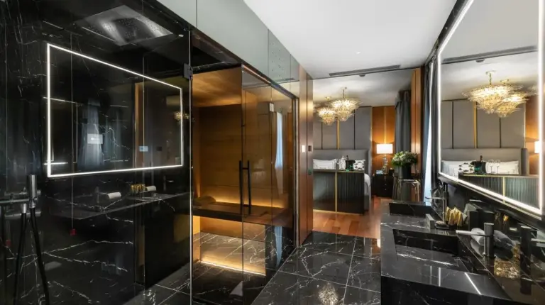 une salle de bains avec une douche en verre et un lavabo au The Plein Hotel - Small Luxury Hotels of the World Ã  Milan