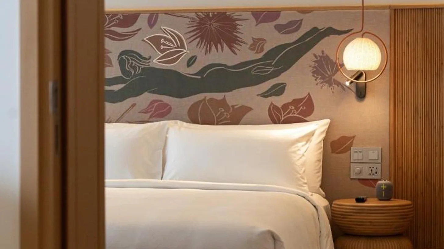 un dormitorio con una cama grande y un banco al lado en The Standard