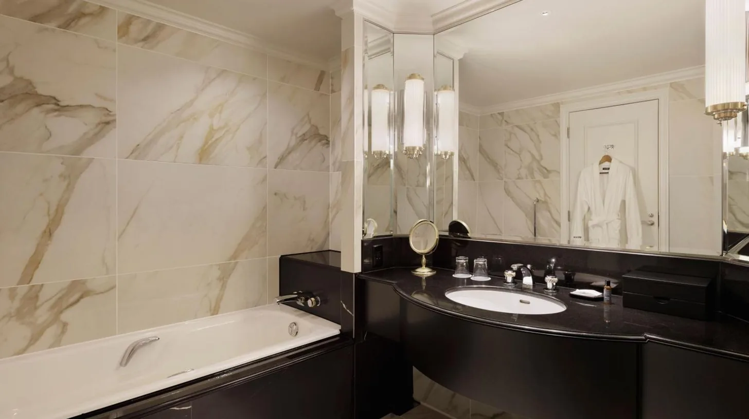 une salle de bains avec un lavabo, une baignoire et un miroir au The Westin Tokyo Ã  Tokyo