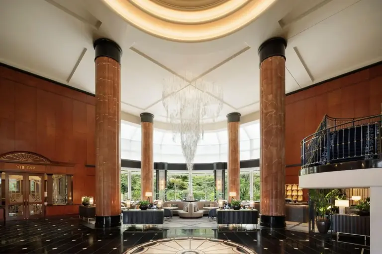 Hall du The Westin Tokyo mettant en valeur un design et une architecture Ã©lÃ©gants