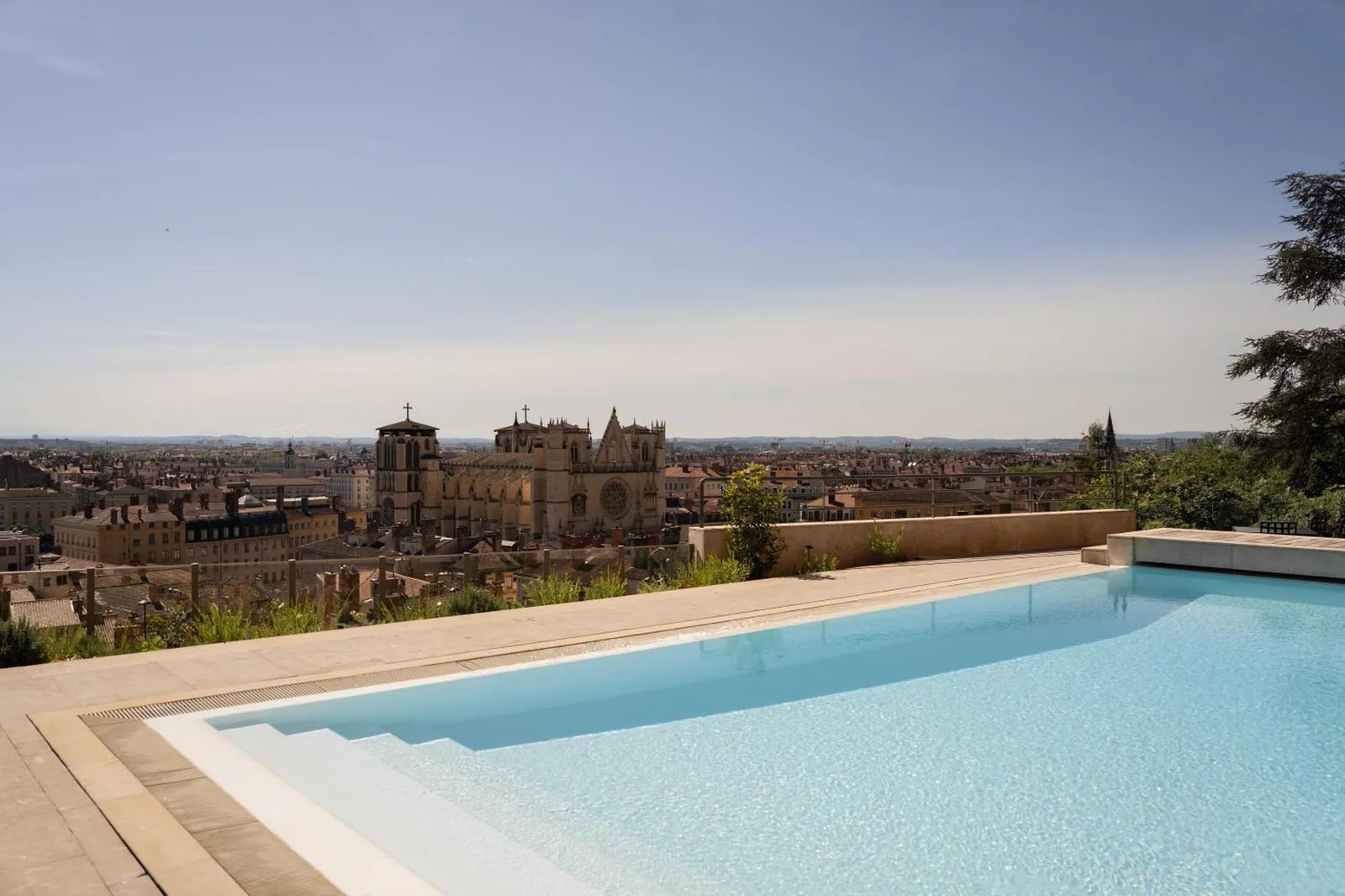 Atemberaubender Blick vom Infinity-Pool der Villa Florentine, A Beauvallon Hotel & Spa in Lyon