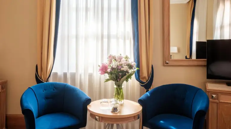 ein weiÃes Badezimmer mit Waschbecken und Toilette im Villa Tolomei Hotel & Resort in Florenz
